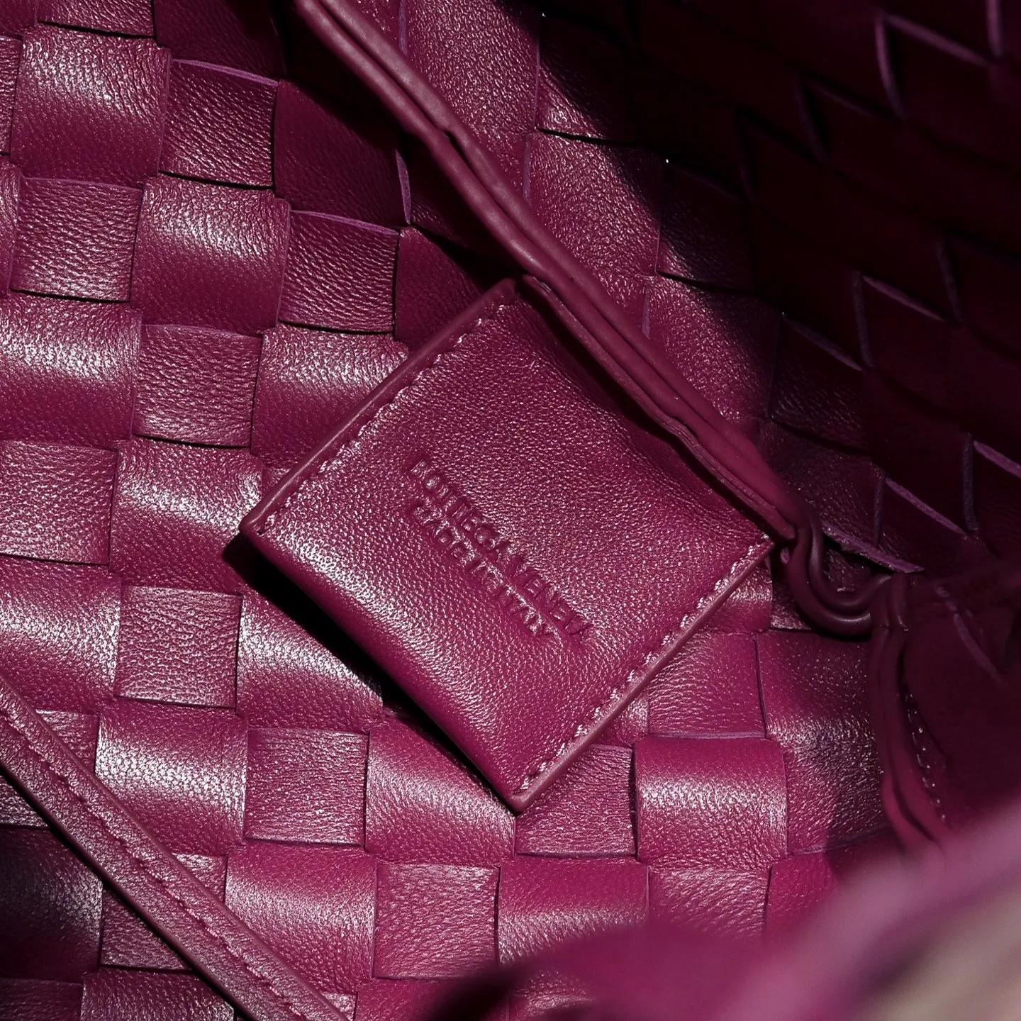Batch 2160 new products are coming! BOTTEGA VENETA Bottega Veneta's 2025 new Campana shoulder bag is on the market~ First of all, I would like to praise the weight of this bag. As a not too small bag, it is very light for daily use. For people like me who need to carry a lot of belongings when going out, this advantage is great, and it greatly reduces the burden of traveling. 🛍️The shape is a bit like a combination of parachute and jodie. The blunt triangle shape is cute and honest. Carrying it on your back when going shopping is a good mood accelerator. The handles and body of the bag are both classic weaves. A tie is added to the original open design. If it is not tied up, the bag will look like a small vegetable basket when carried. Style number: 4249 Size: 33*20*16.5cm